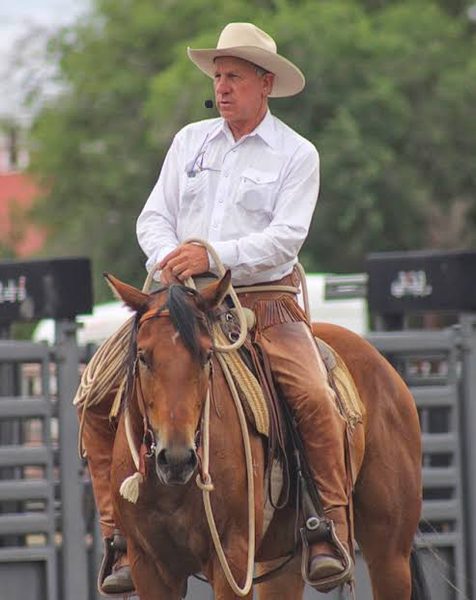Buck Brannaman montando a caballo durante un clinic